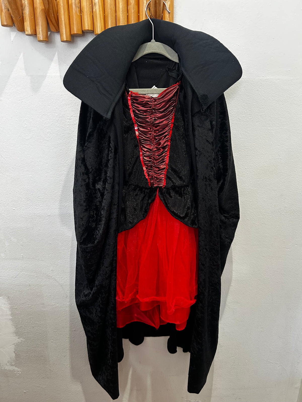 Vampire costume with cape 8-10y