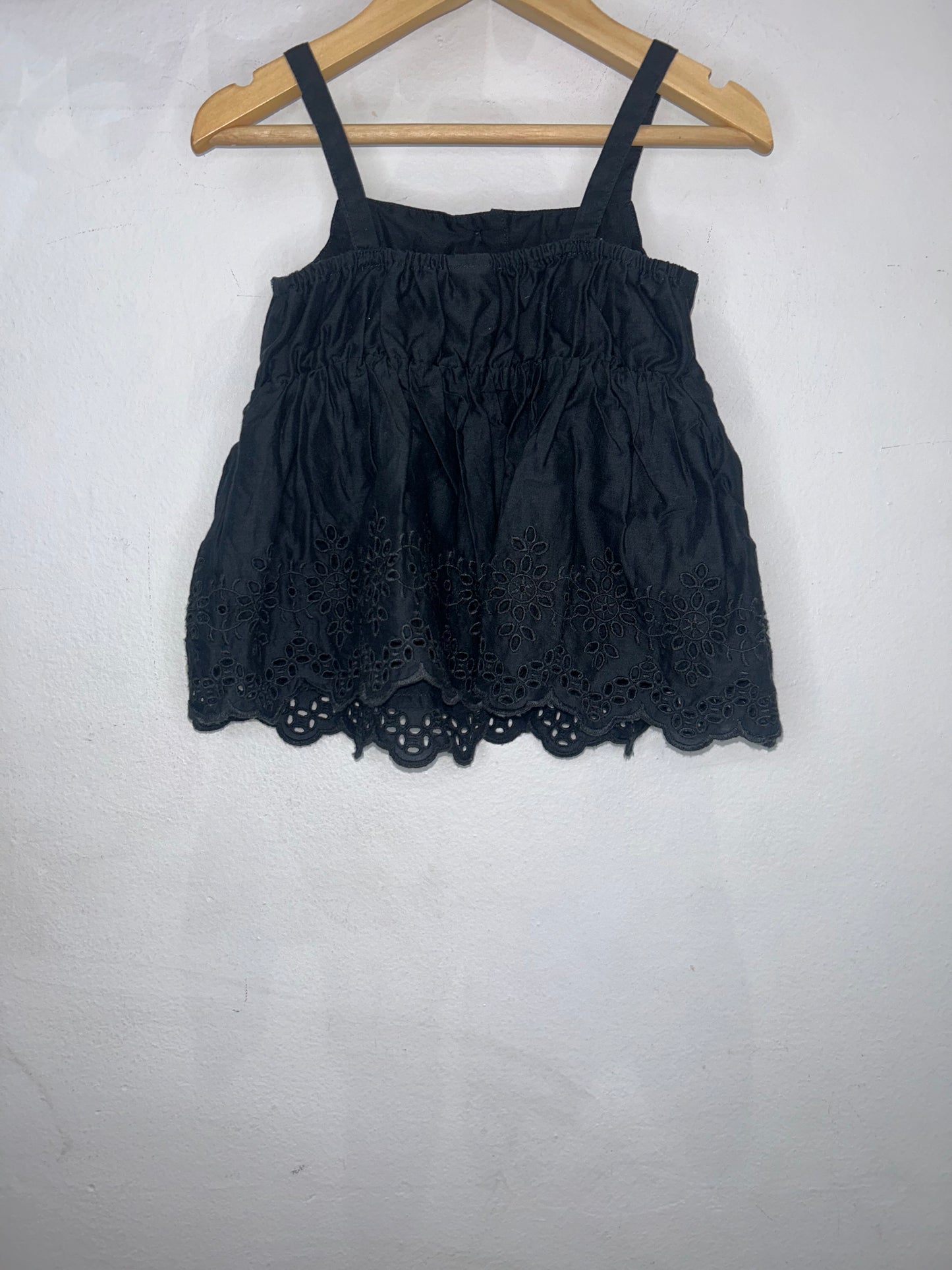 Black eyelet tanktop 3y