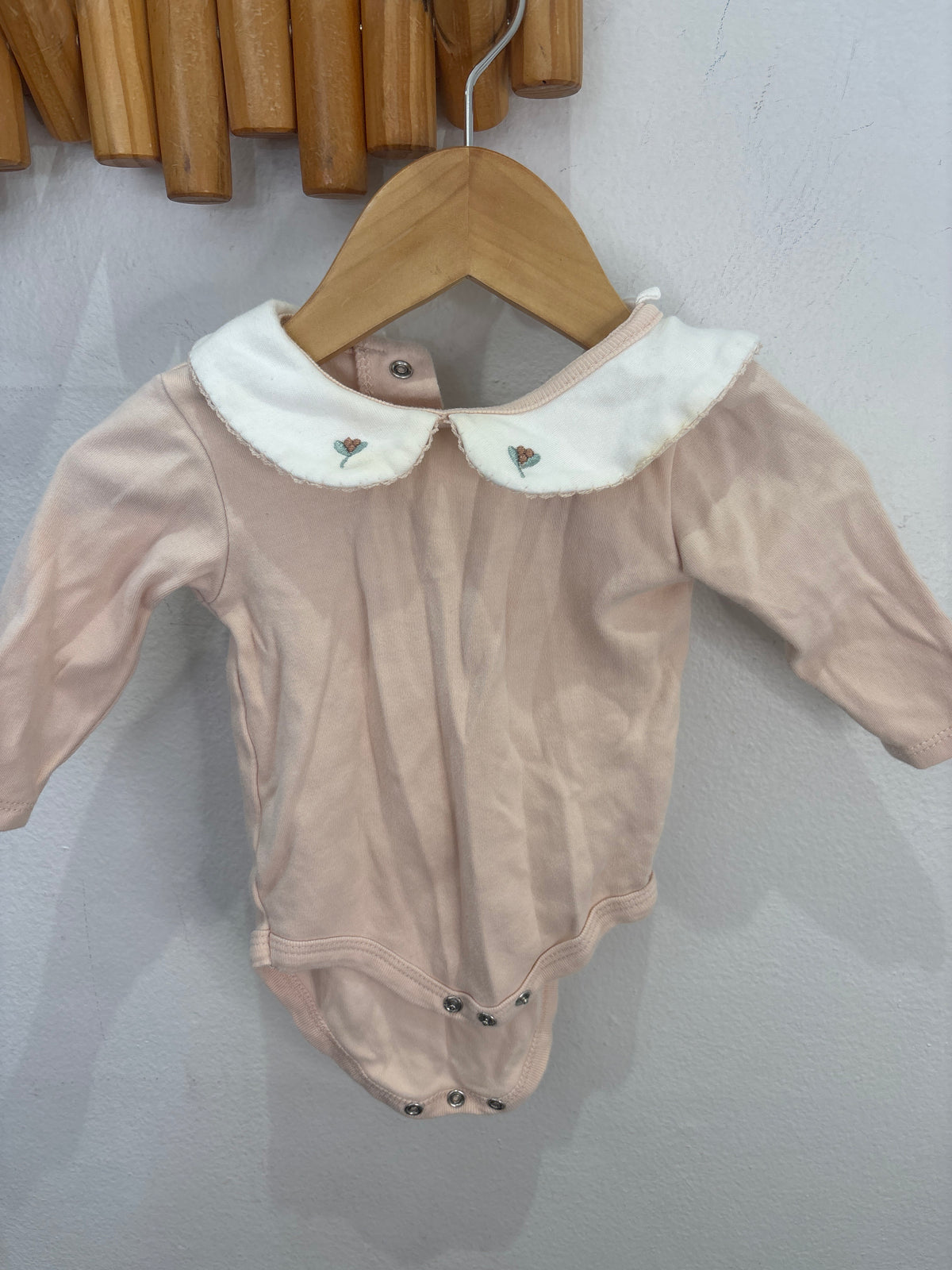 Embroidered collar onesie 3-6m