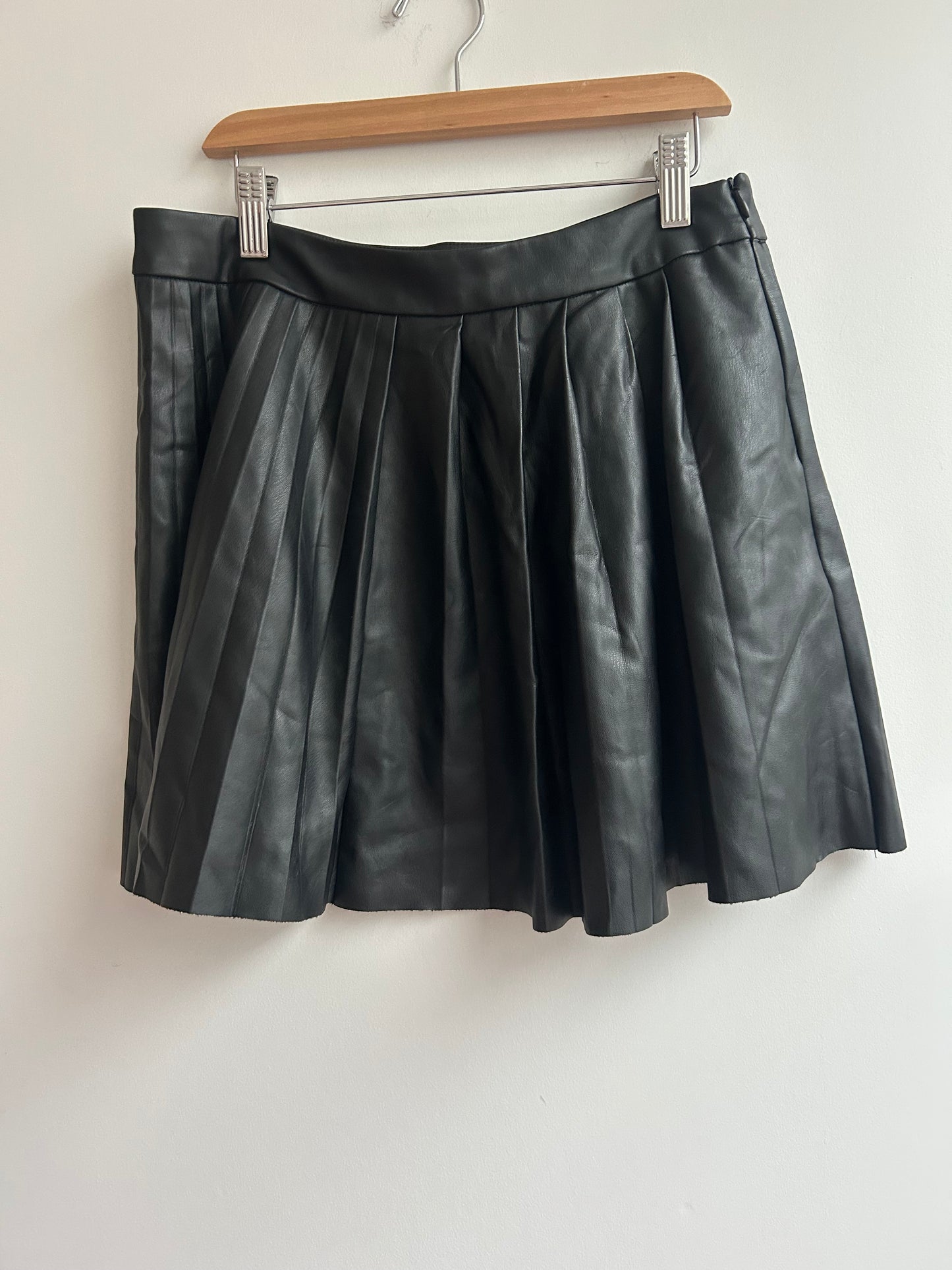 Faux leather pleated skirt M