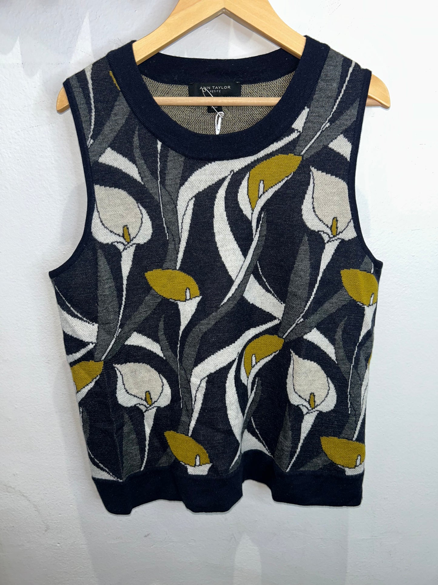 Anne Taylor sweater vest -adult S