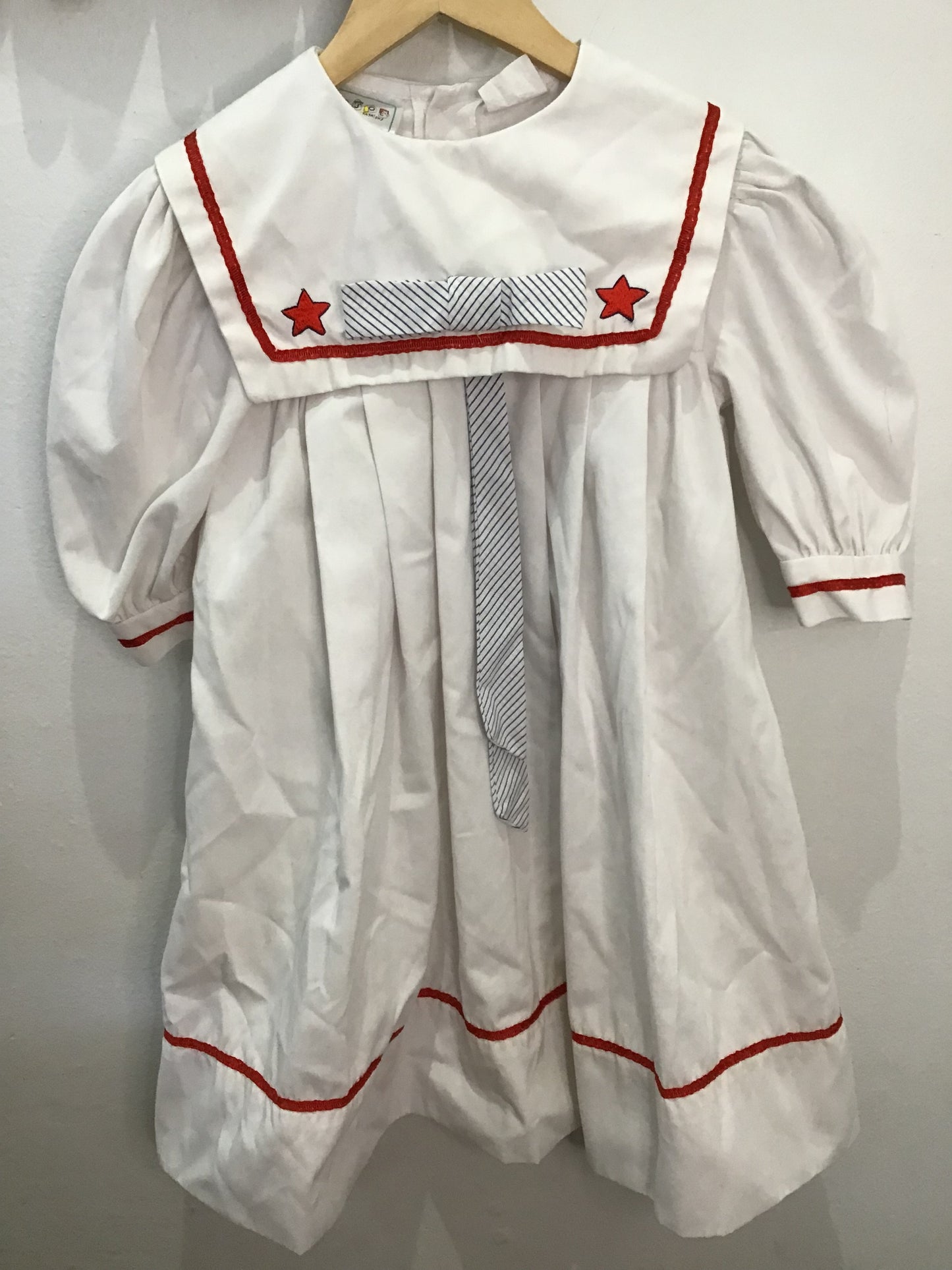 White dress w red collar costume (e.g. doll, clown, anime) 6-8y