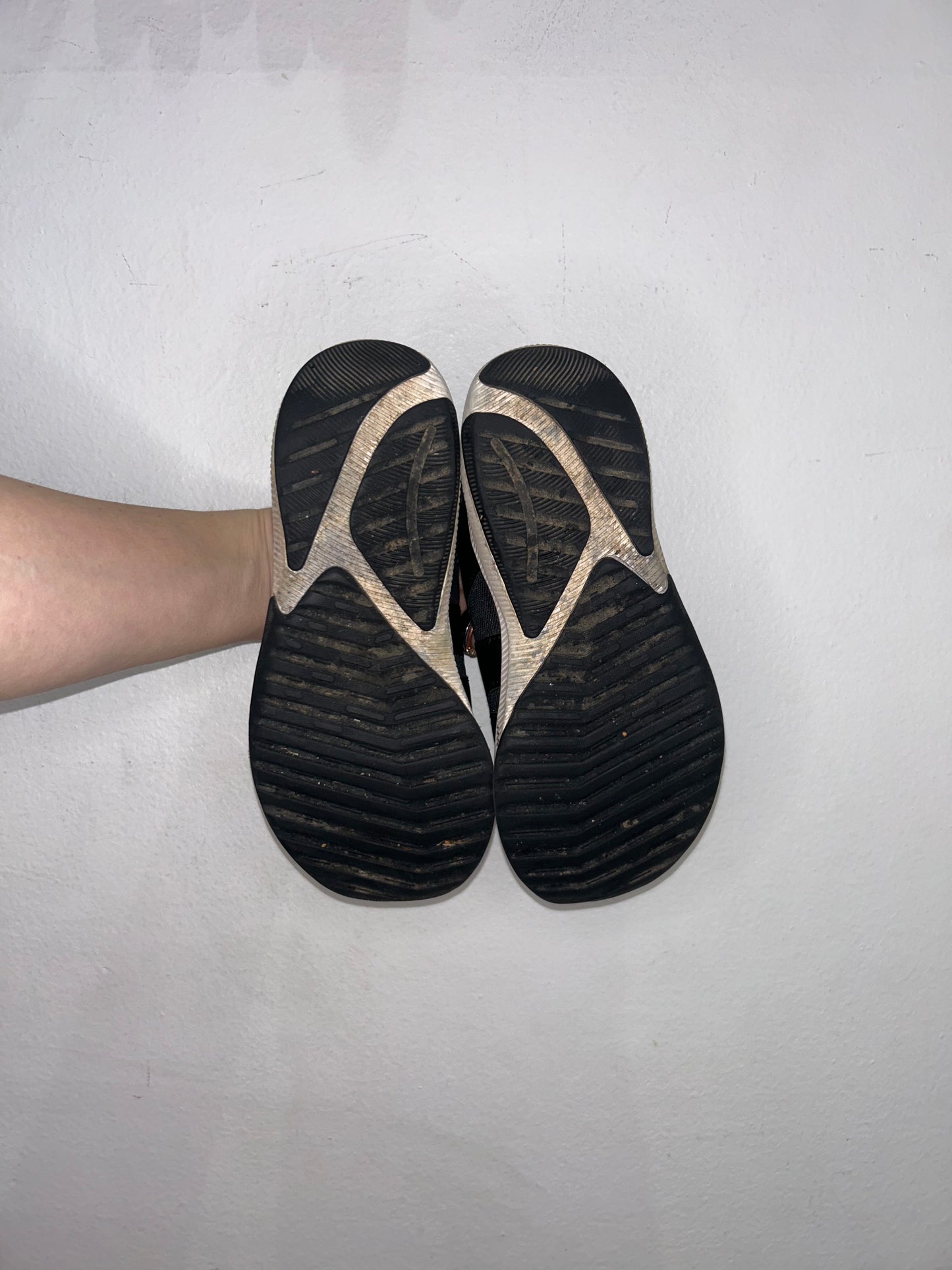Y2 New Balance laceless shoes