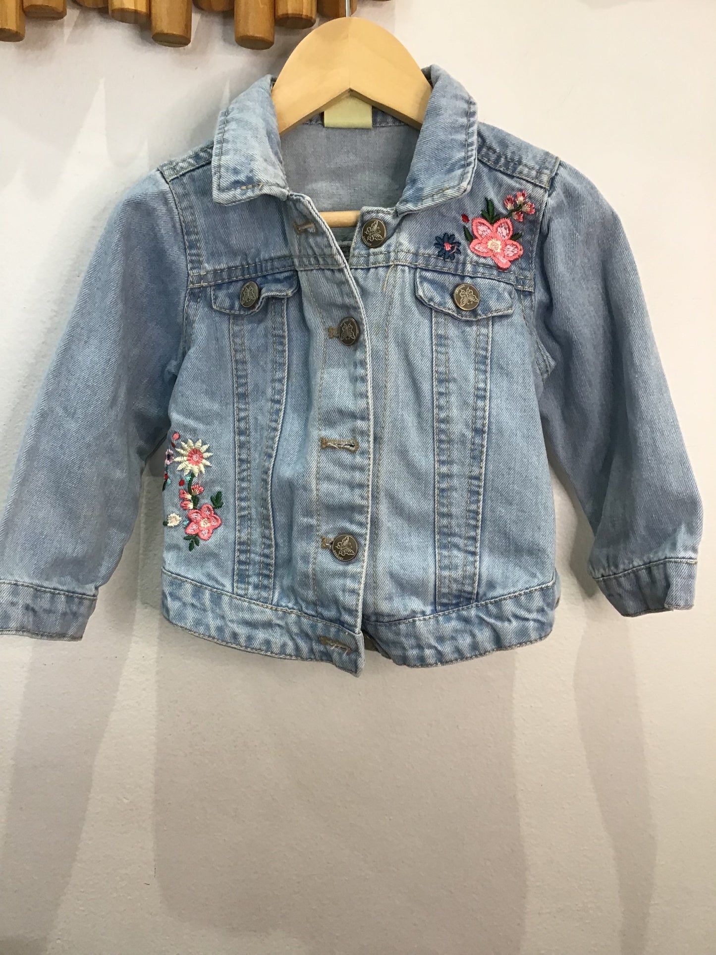 Denim jacket w embroidery 2-3y