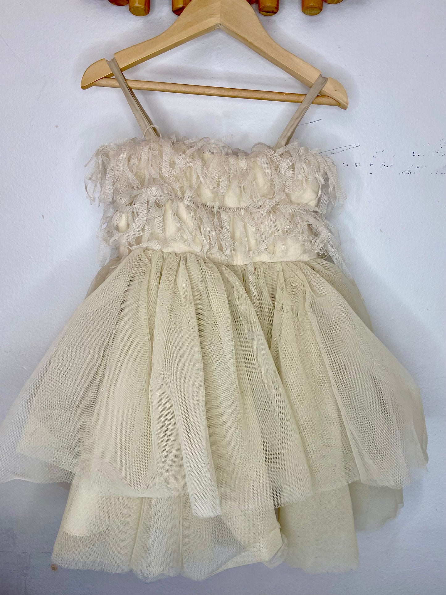 Very floofy beige dress 3y