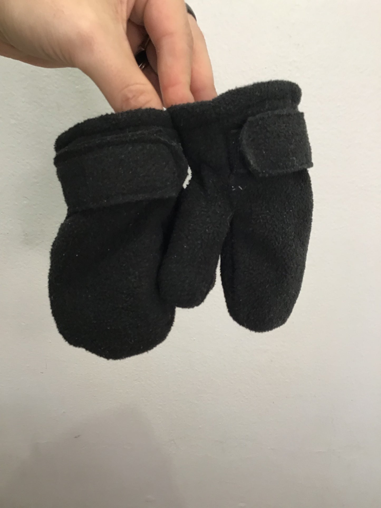 Black fleece mitts 1-2y