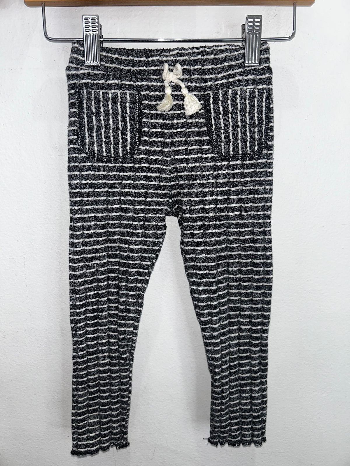 Black and white knit pants 3-4y