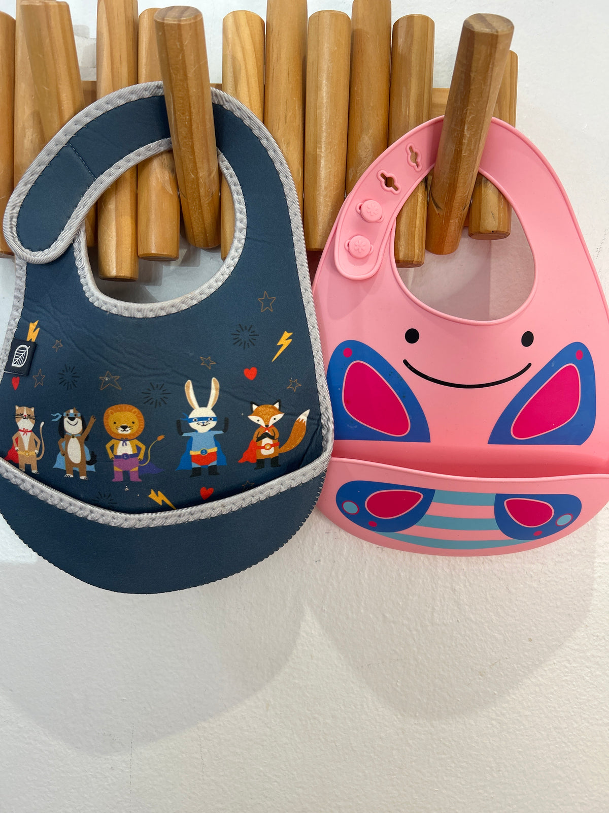 2-set of feeding bibs