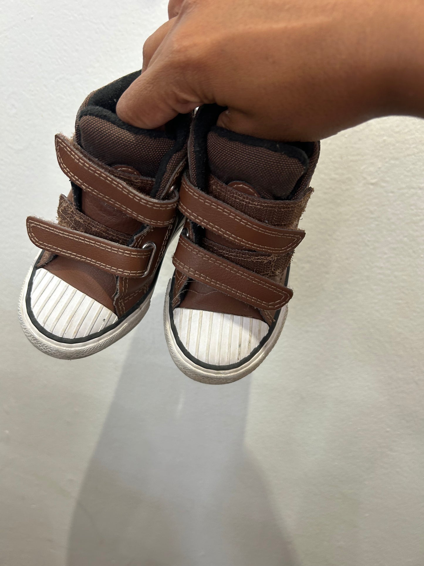 C6 brown Converse boots