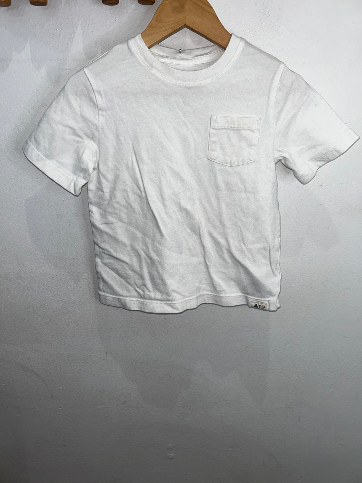 Basic white pocket tee 5y