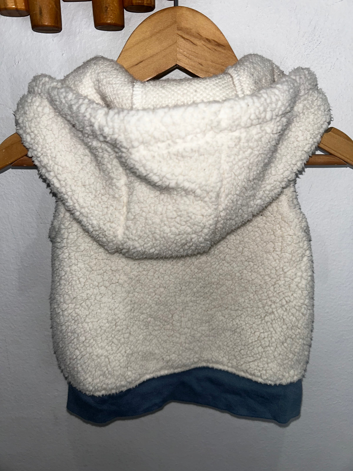 Furry white vest 3-6m