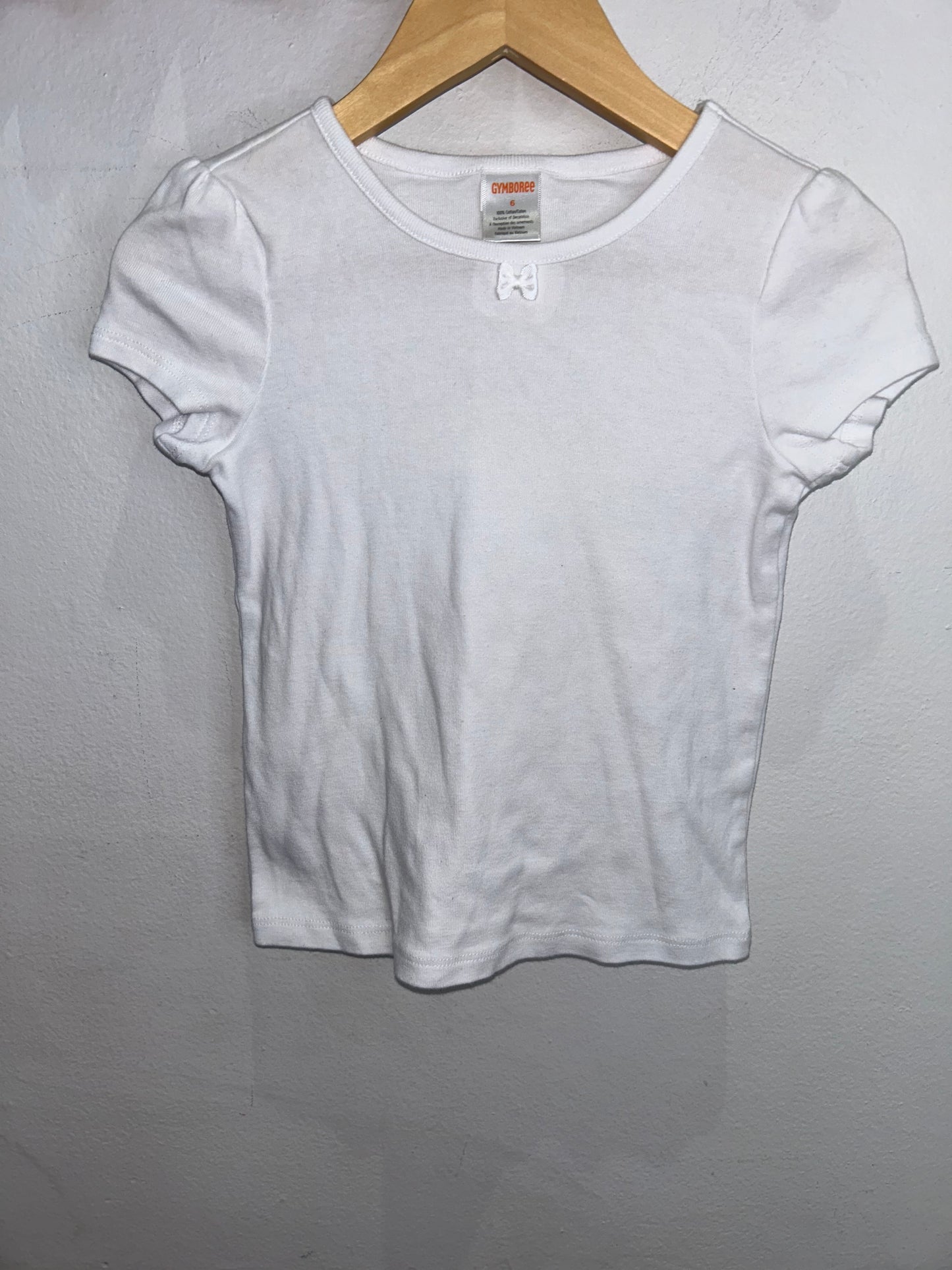 White tee w small bow 6y