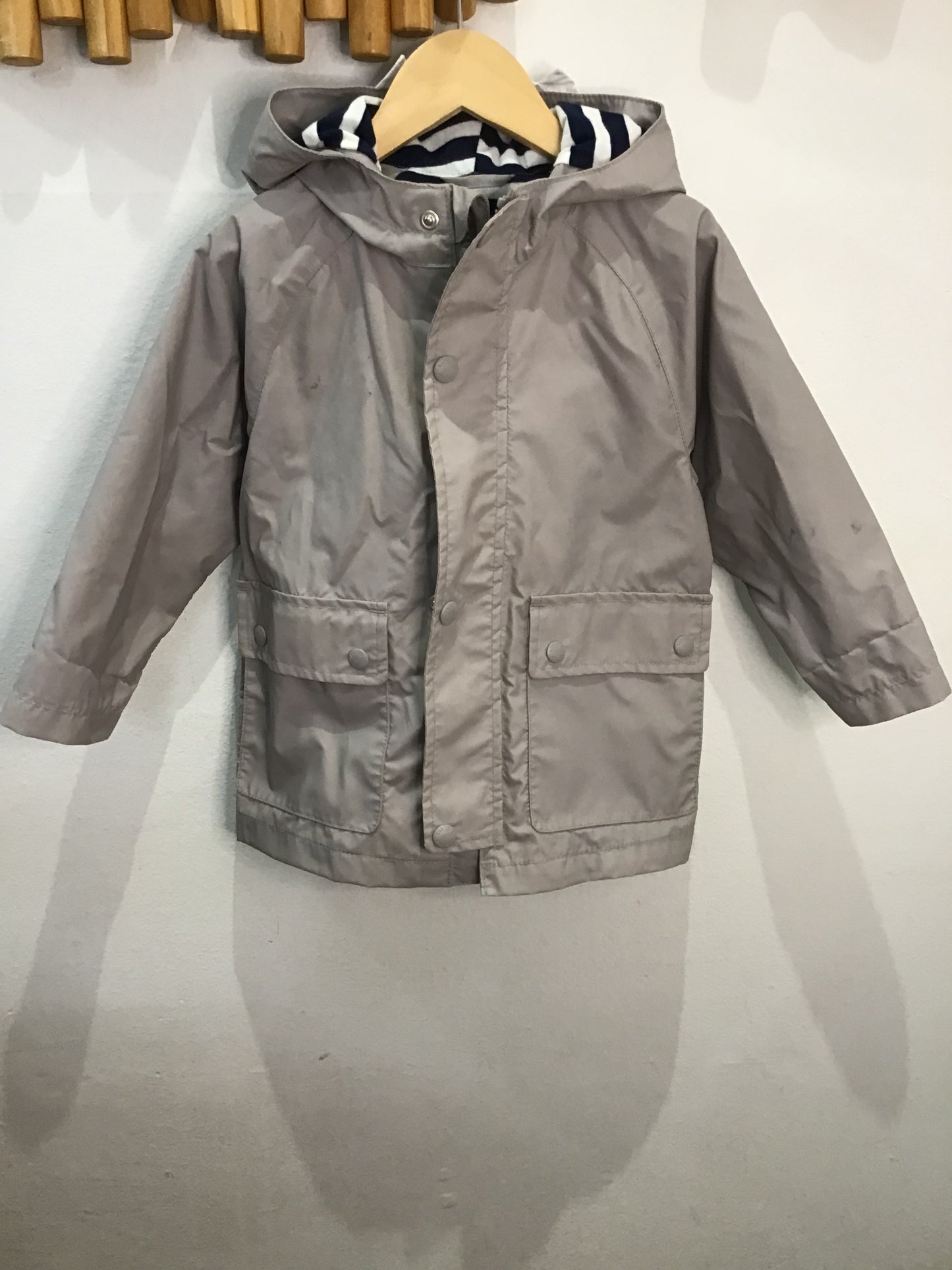Grey raincoat 2y