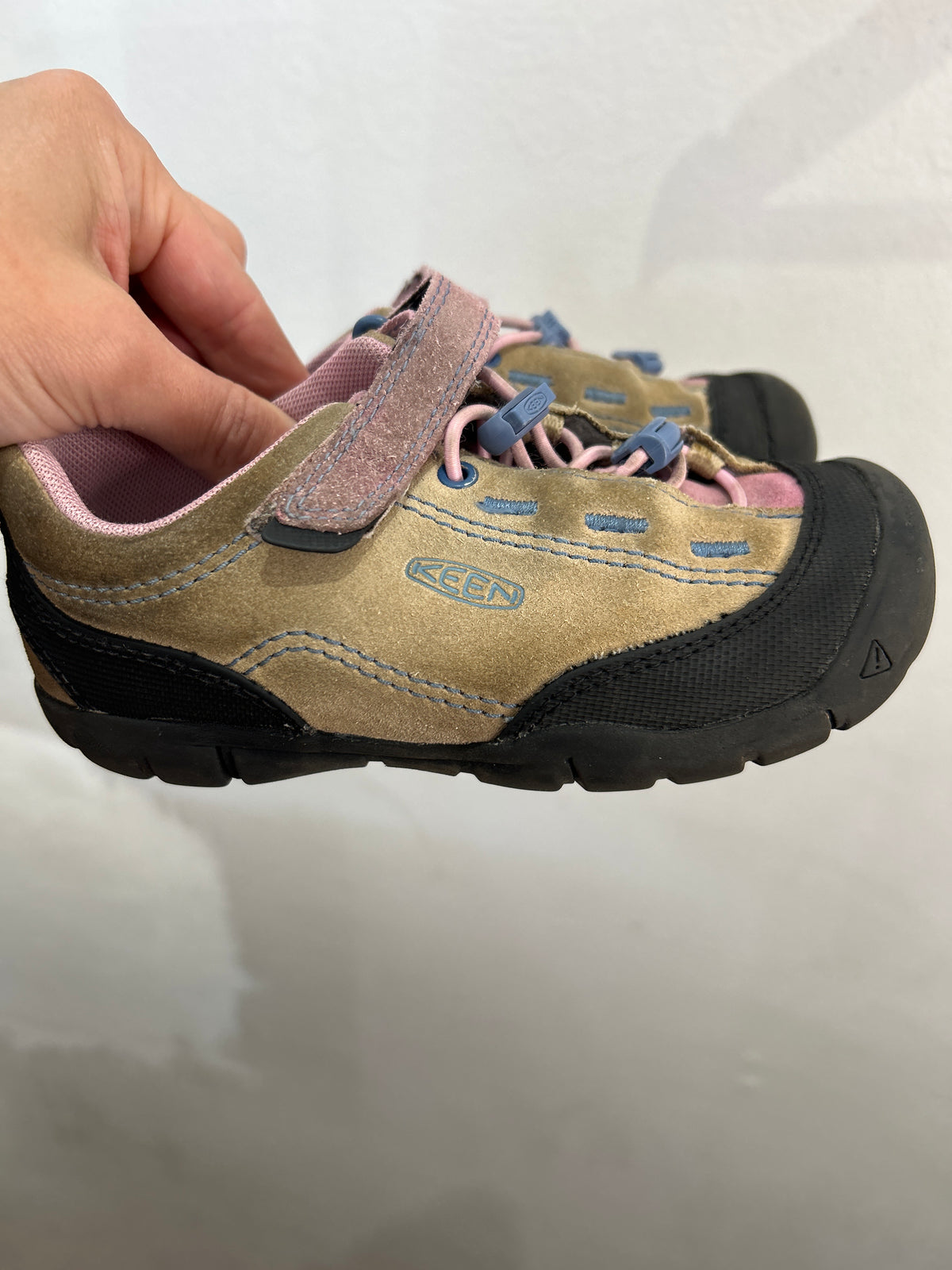 C11 Keens beige closed toe shoes