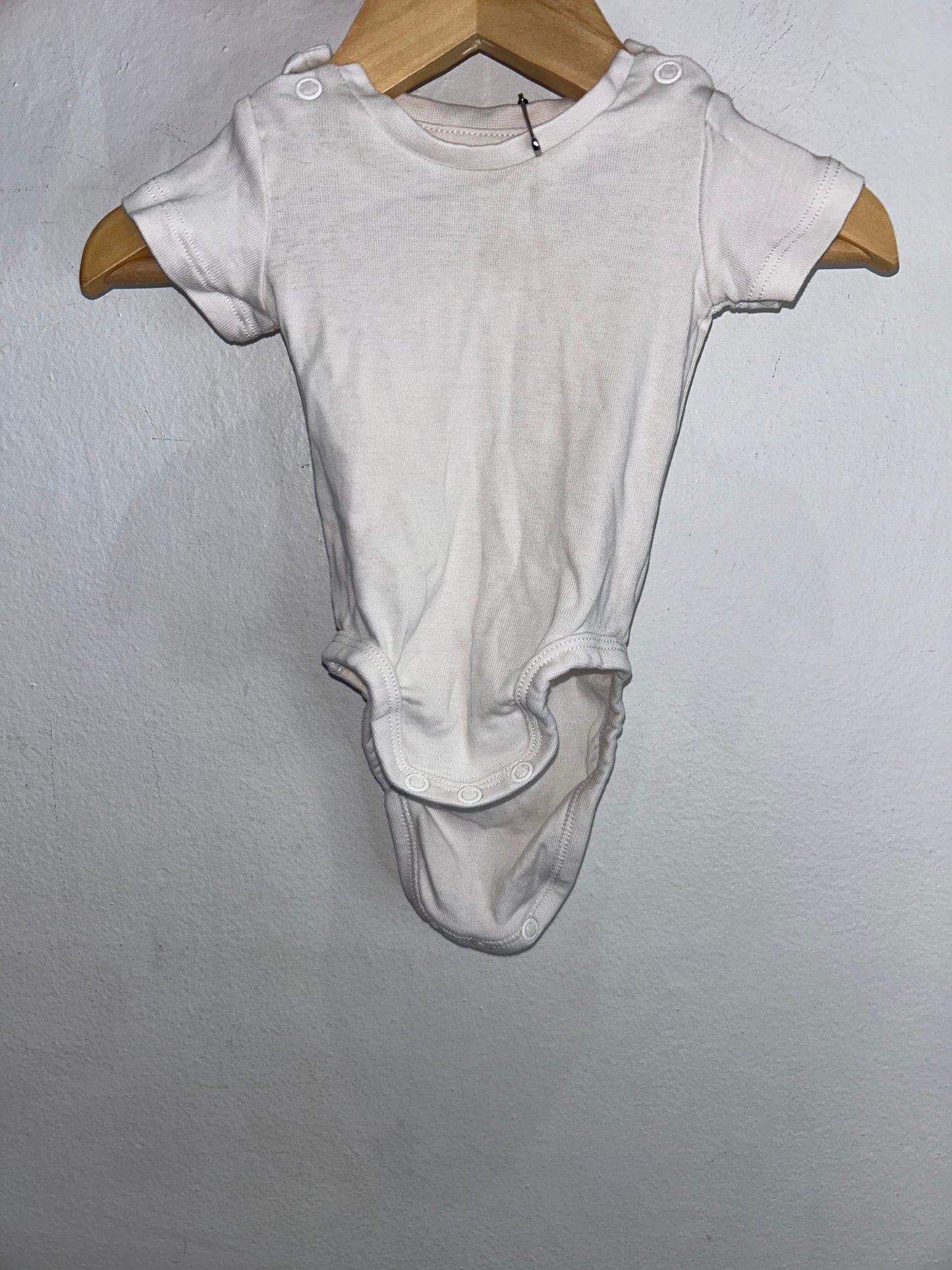 Little white onesie 0-1m