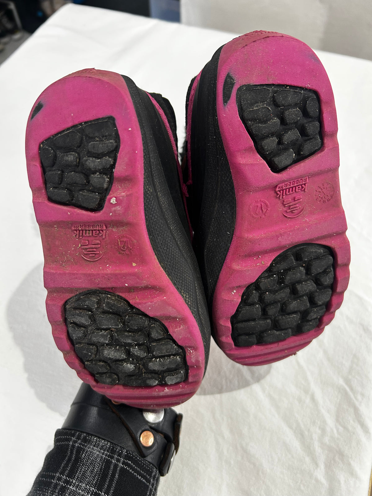 C12 pink and black Kamik