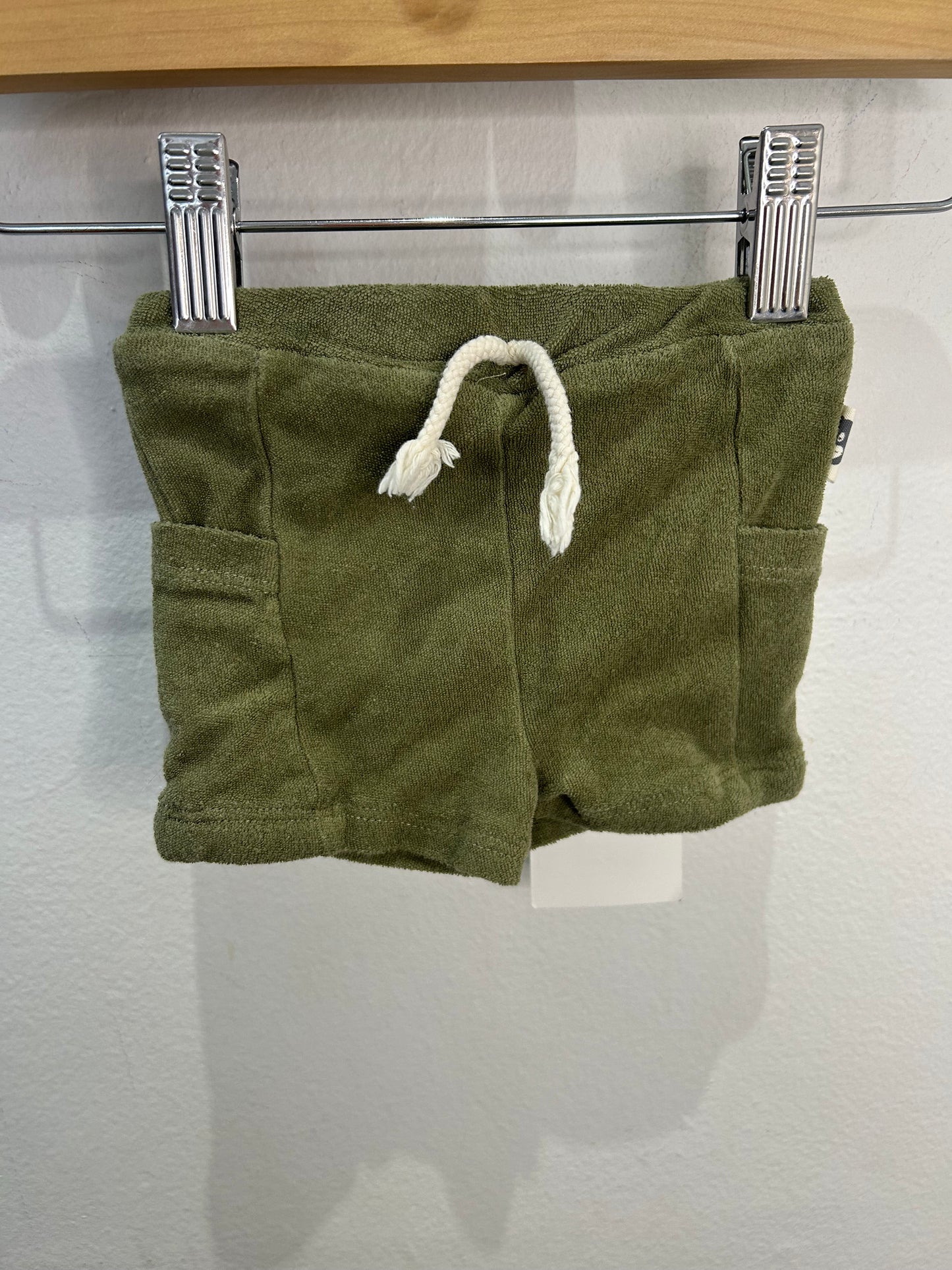 Green shorts 3-6m
