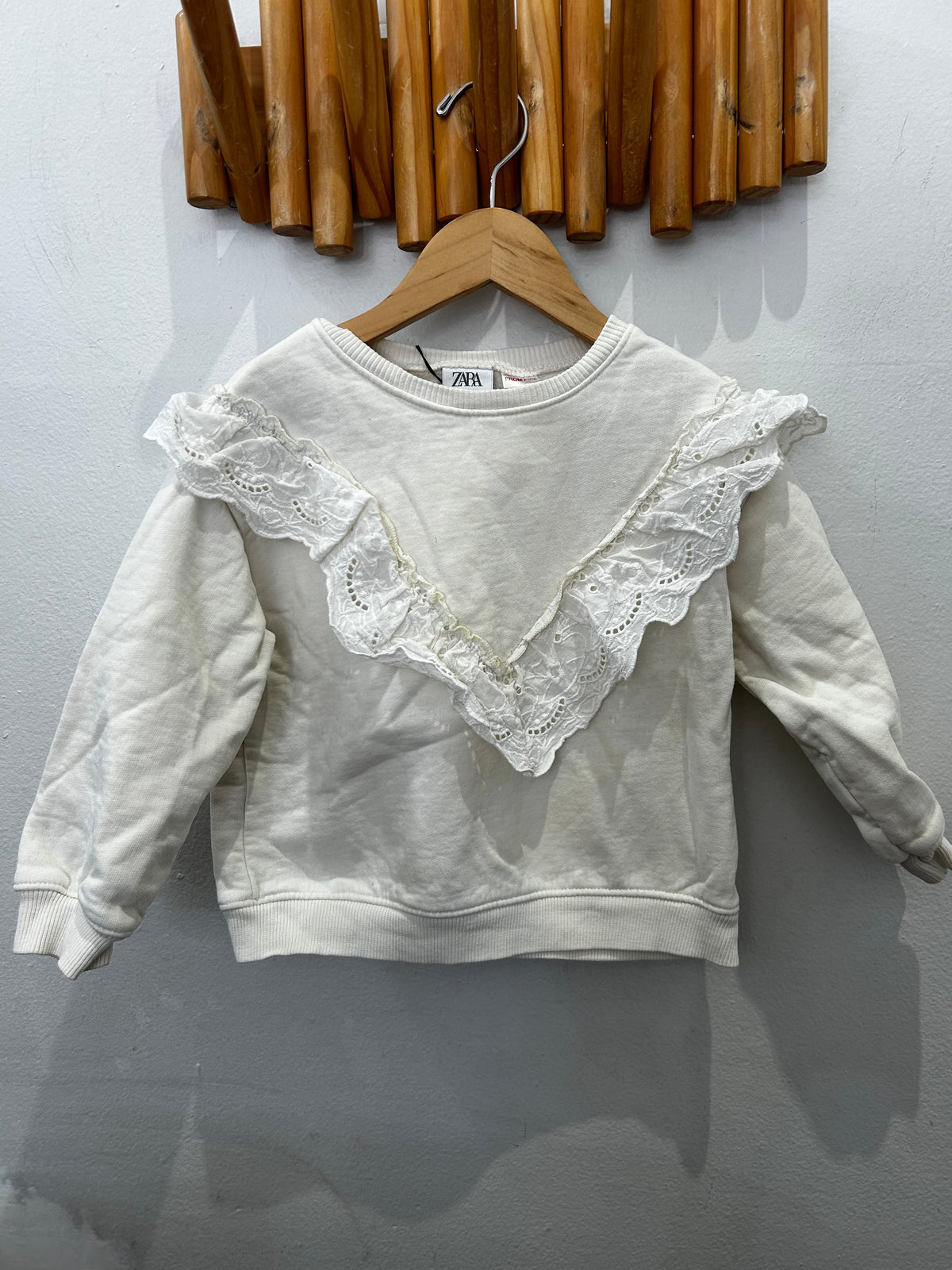 Lace v-detail pullover 3-4y