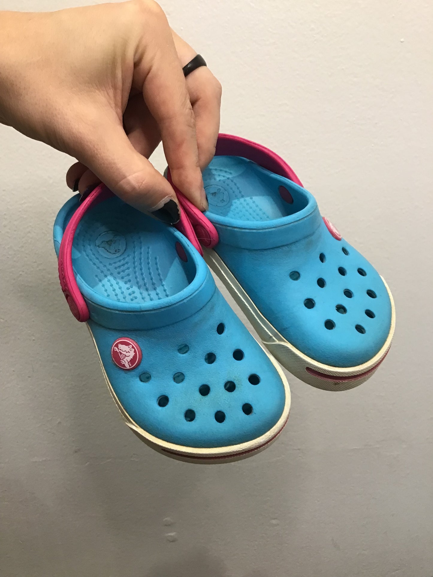 C8-9 light blue Crocs