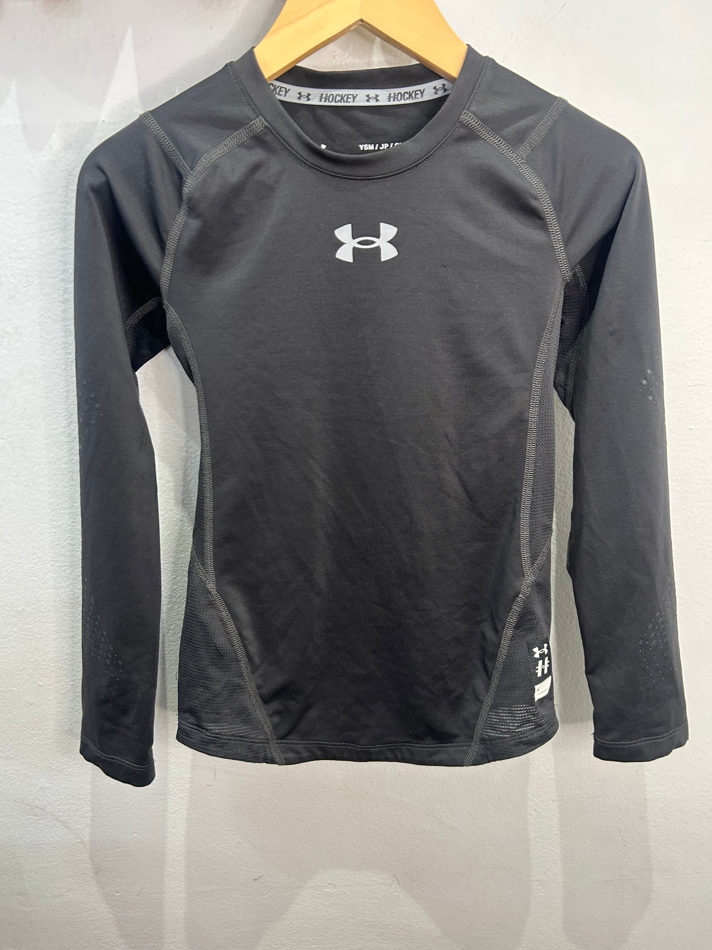 Fitted activewear masc tee 8y B