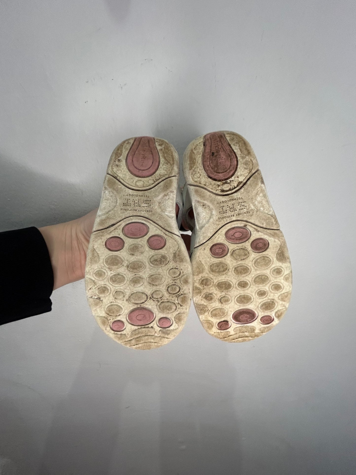 C5.5 Striderite white sandals