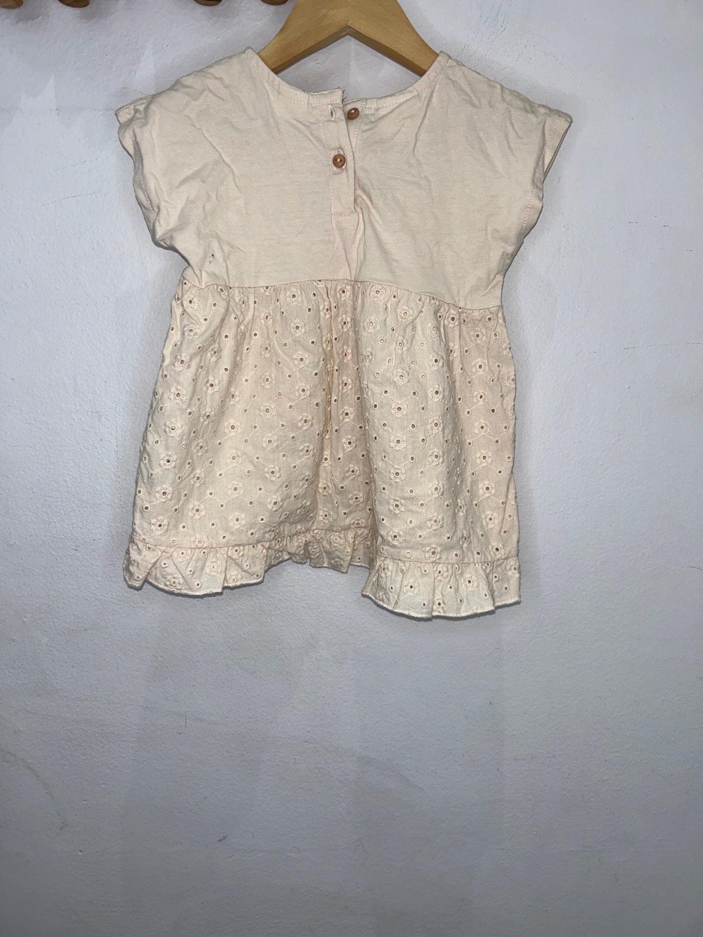 Beige eyelet blouse 3-4y