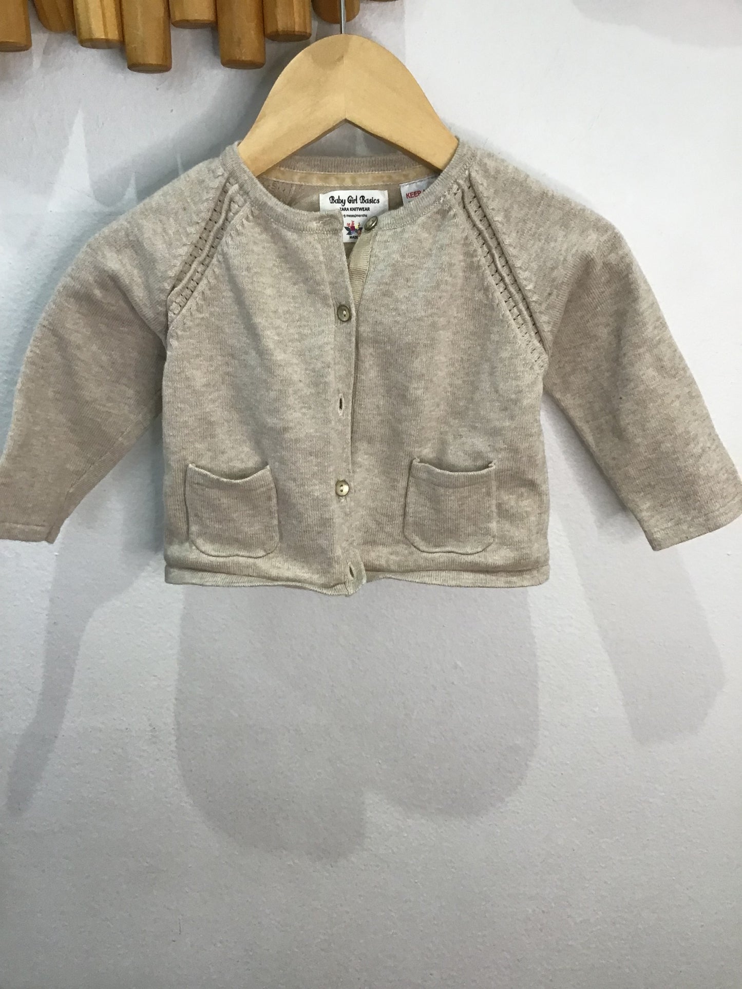 Beige knit cardigan fancy 6-9m