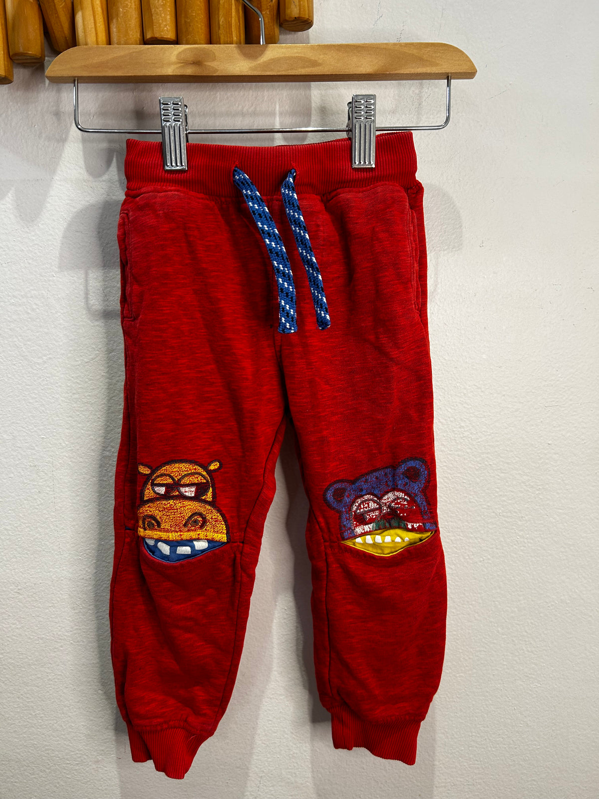 Red jogger w knee details 2y*