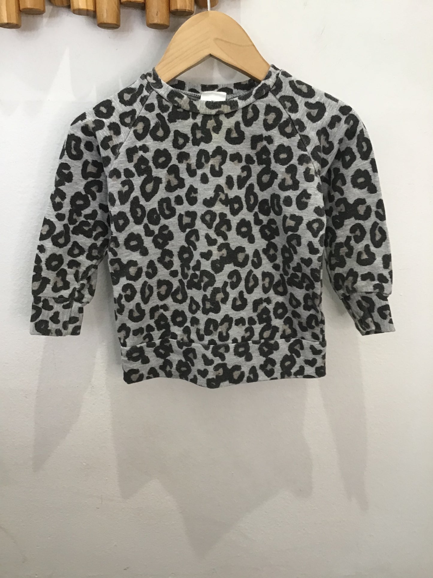Posh and Cozy leopard pullover 6-12m