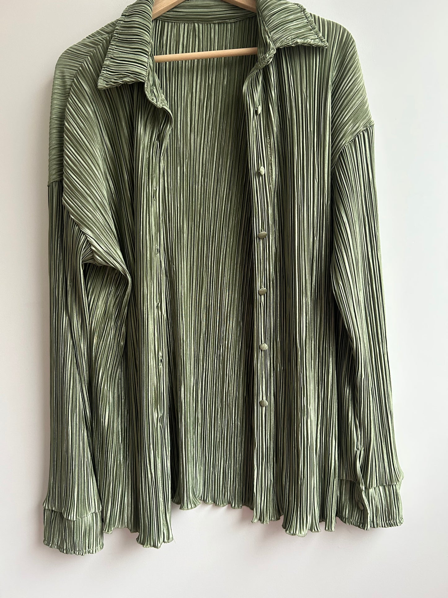 Green pleated shirt M