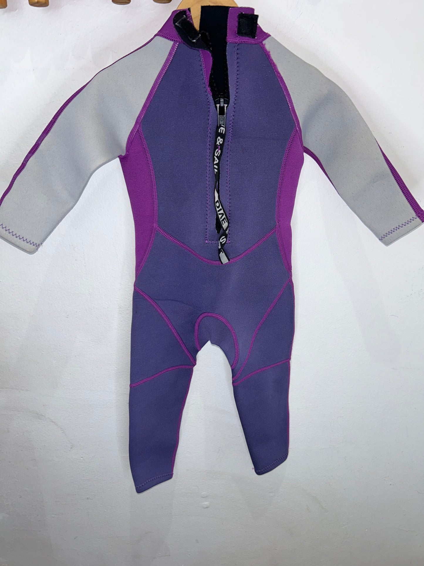 Purple wetsuit 3-4y