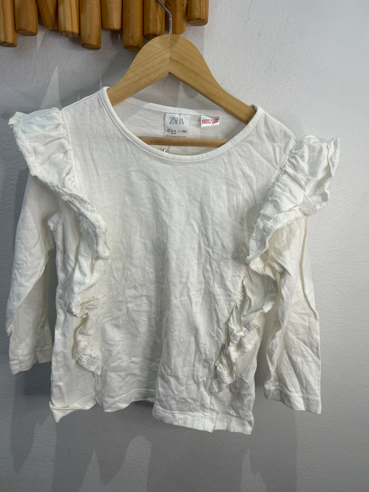 White frilly longsleeve 3-4y