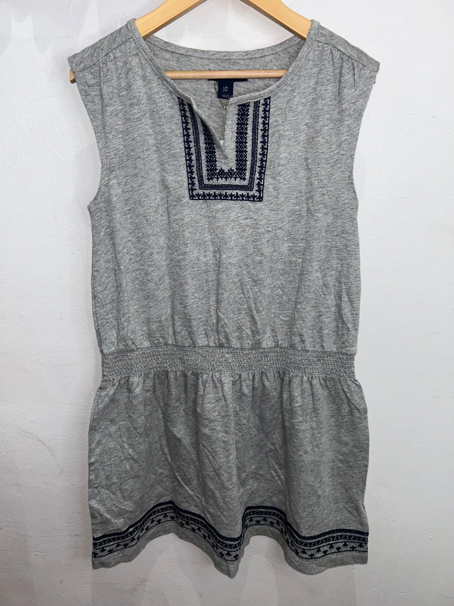 Grey dress w embroidery 10y NEW