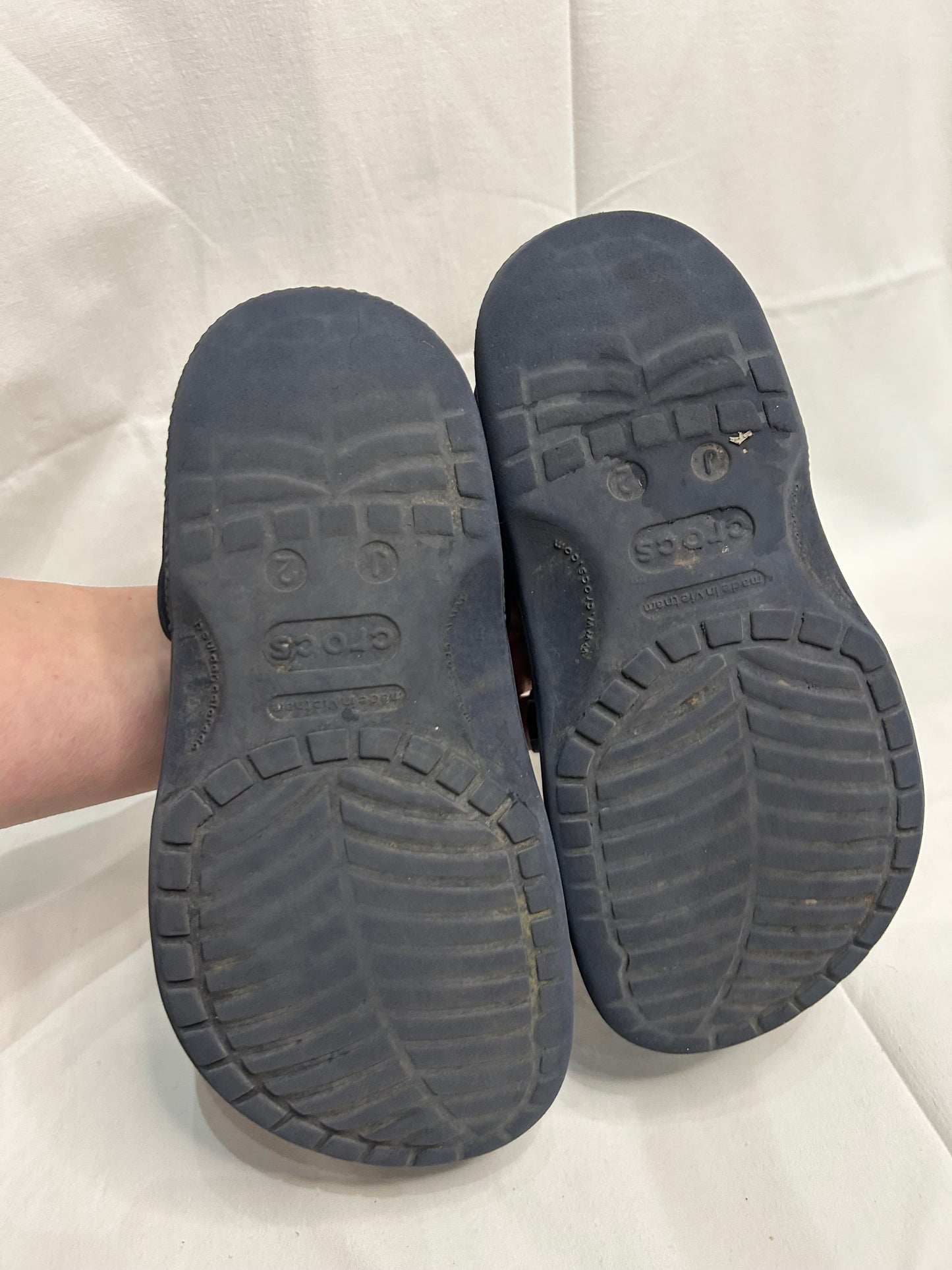 Y2 navy Crocs w one jibbit