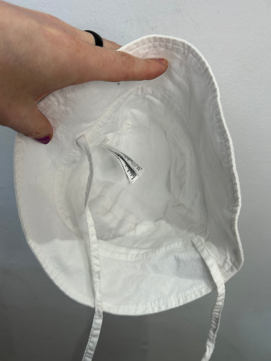 White hat 18-24m