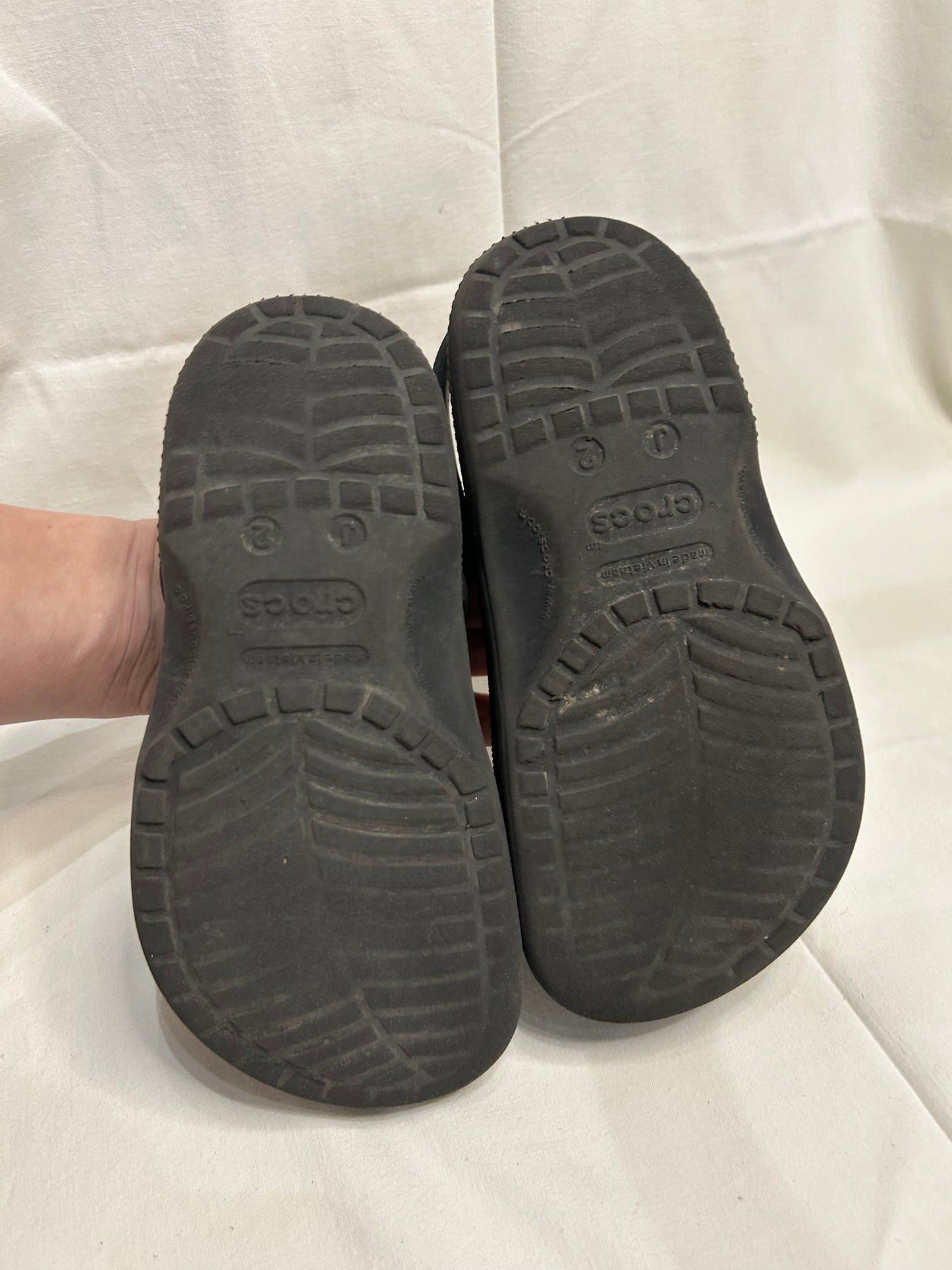 Y2 black Crocs B