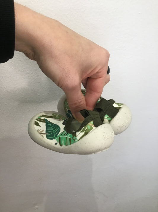 C5 Jan & Jul water shoes leaves