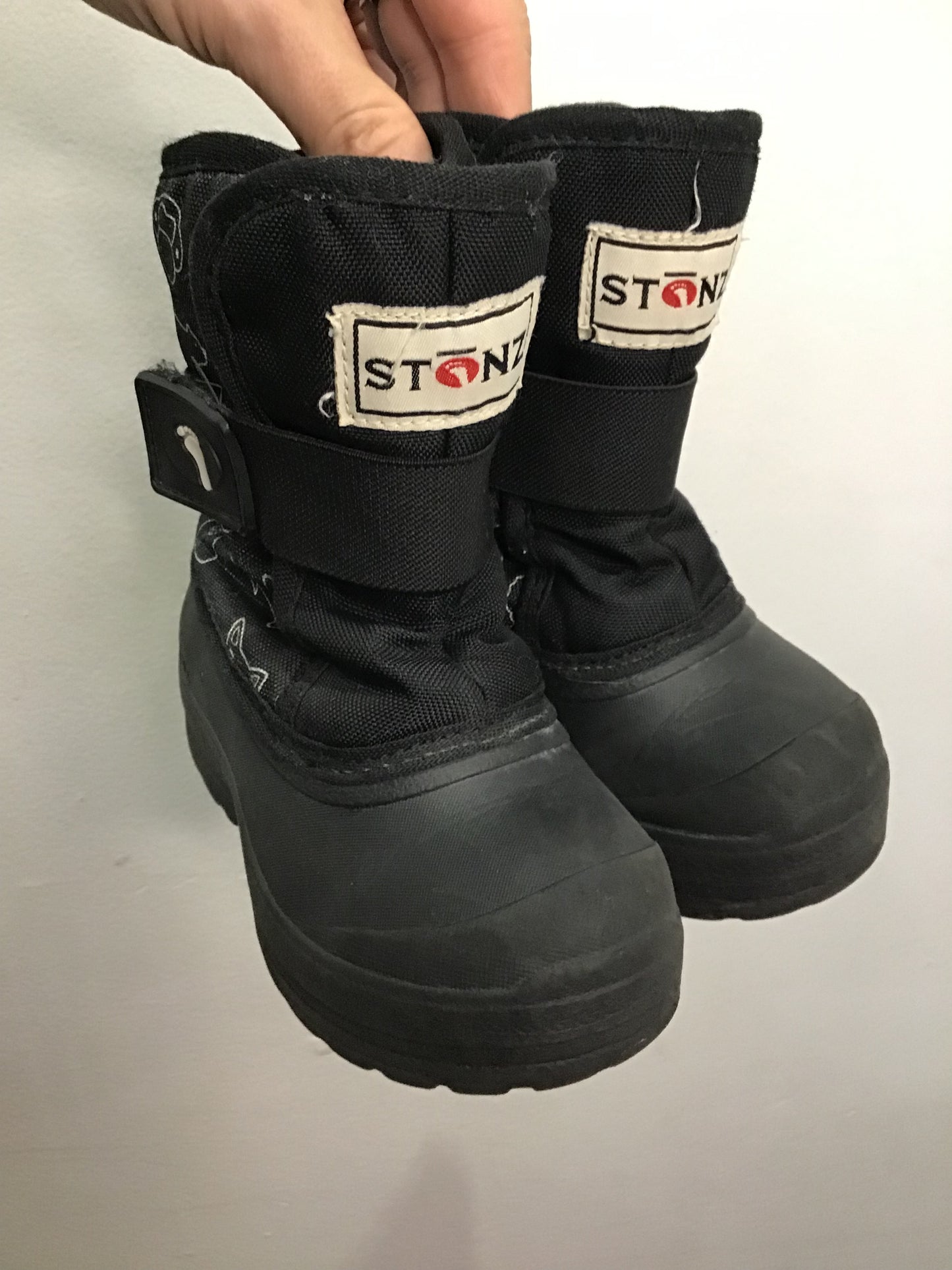 C8 black Stonz snow boots