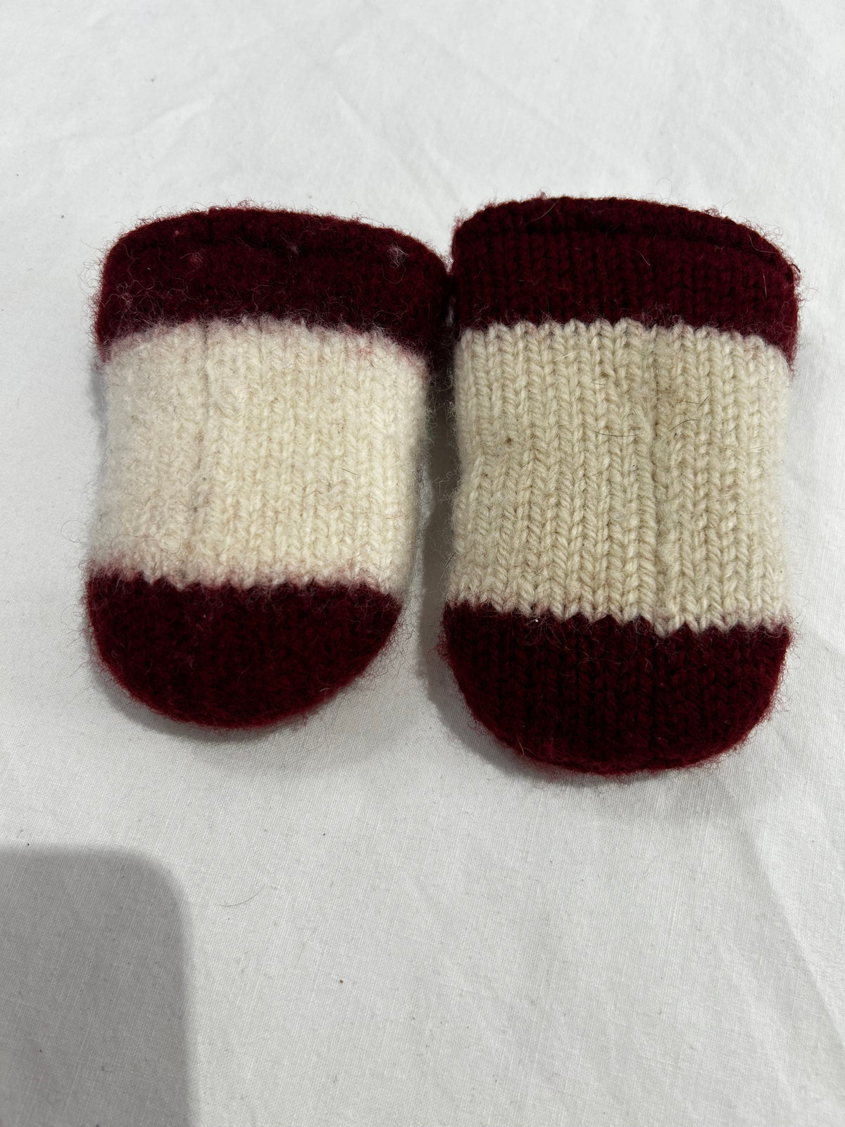 Wool red and white mitts 0-24m