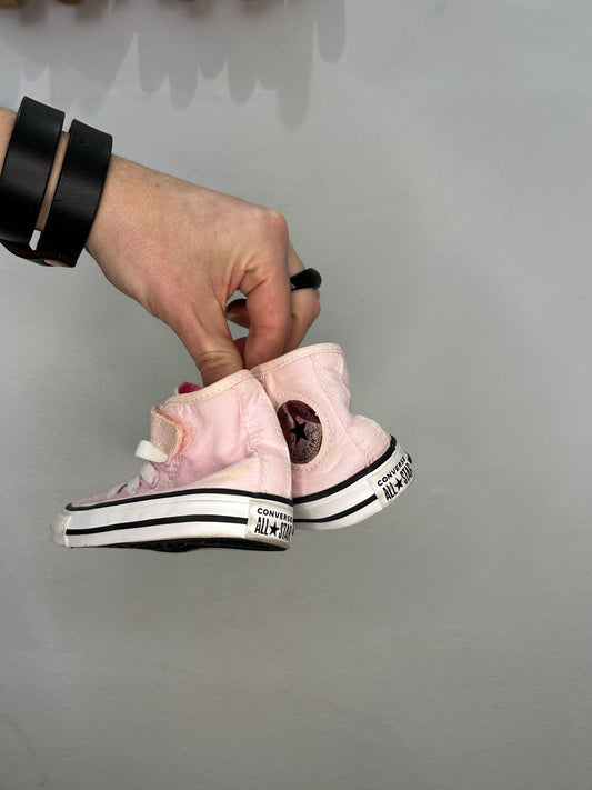 C6 light pink Converse