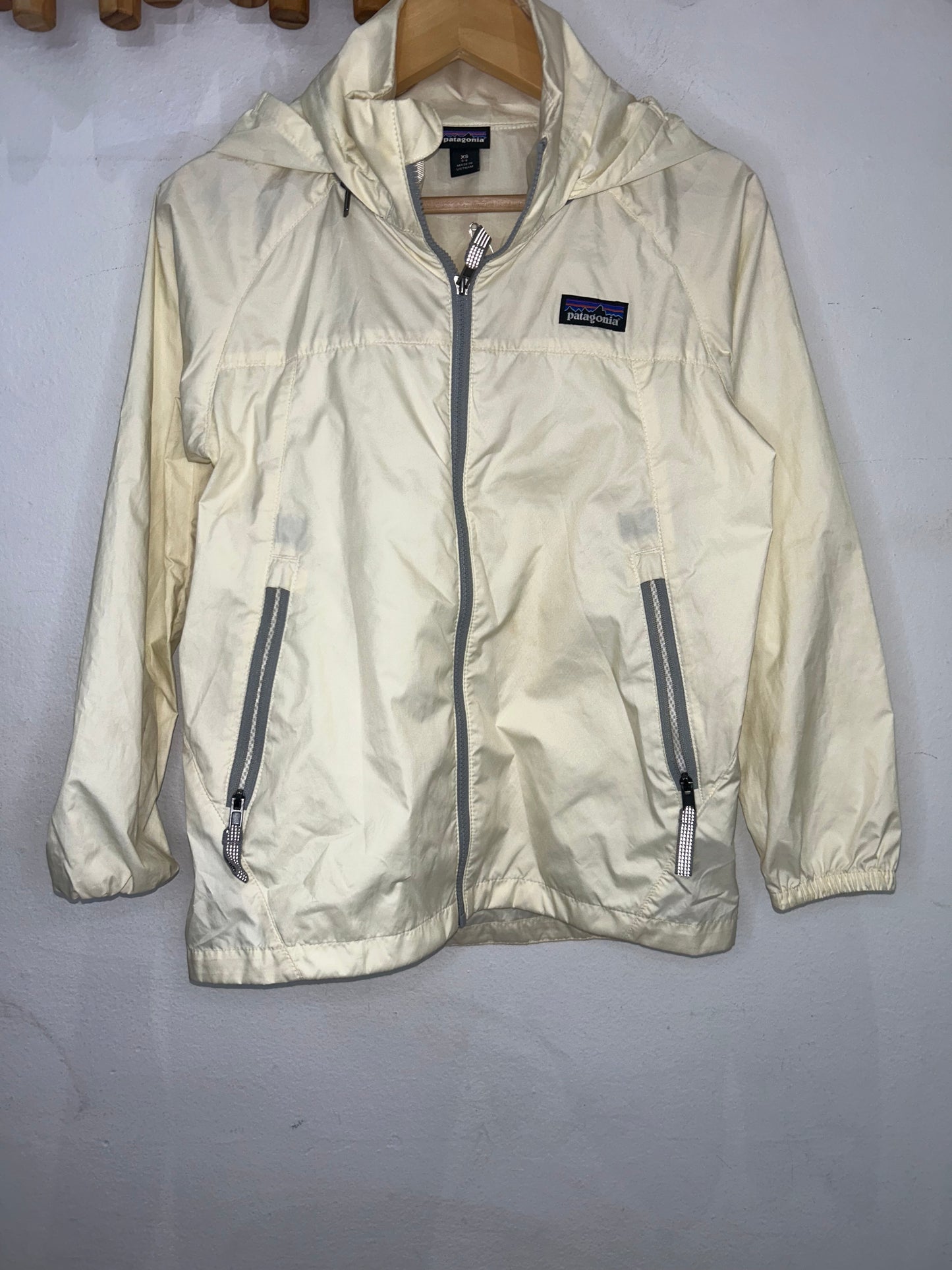 Patagonia cream rainjacket 5-6y