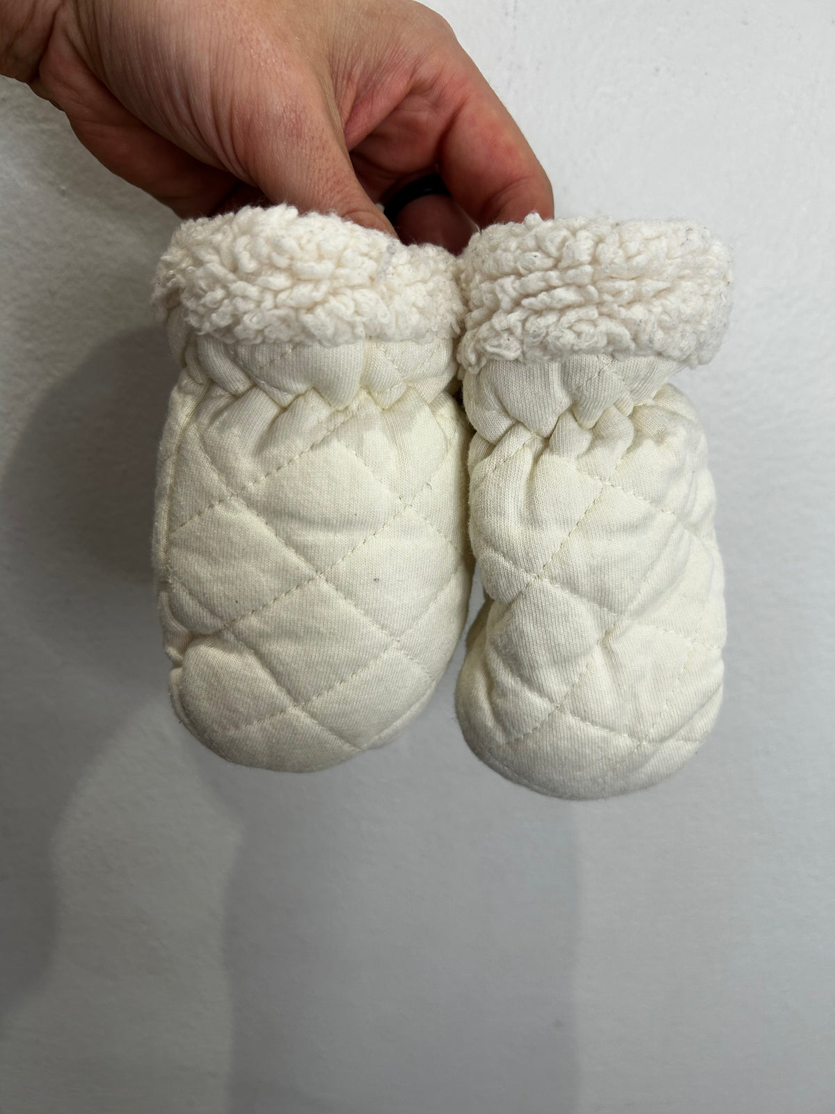 White quilted hat and mitt set 12-24m