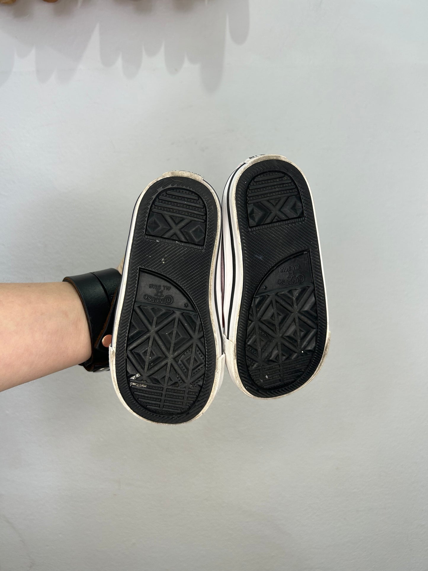 C6 light pink Converse