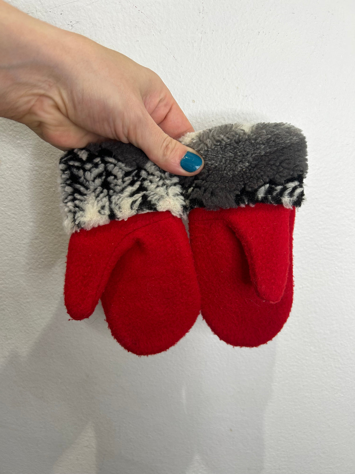 Red felt mitts 4-5y