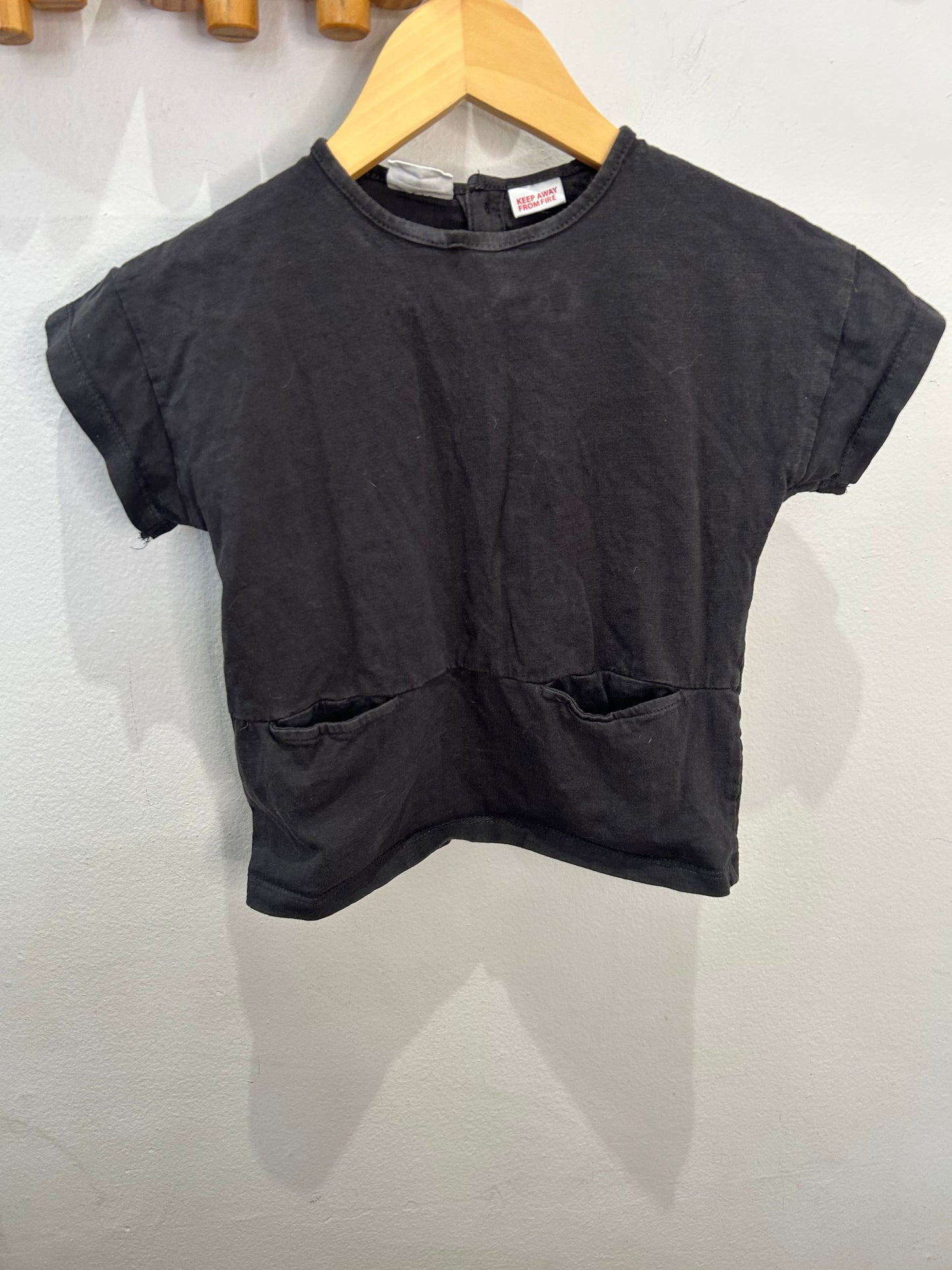 Black cap-sleeve tee 3-4y