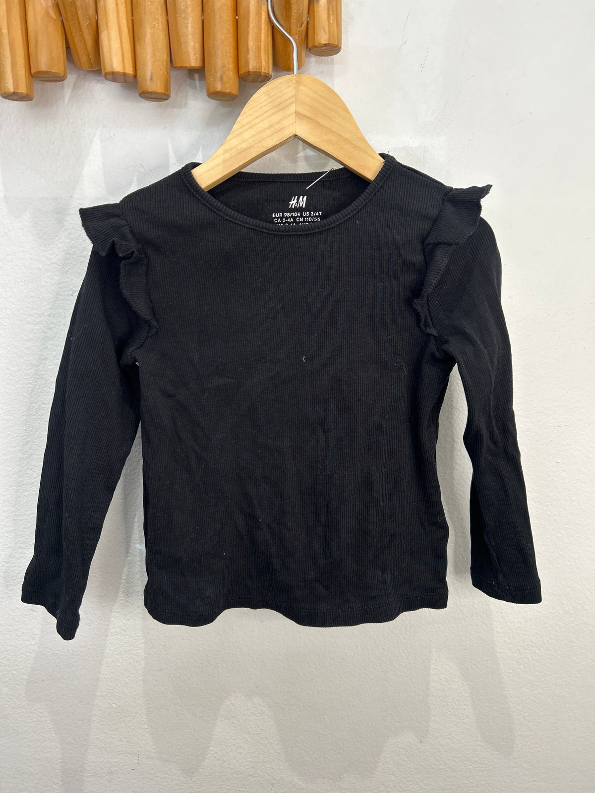 Black ribbed frilly longsleeve 2-4y