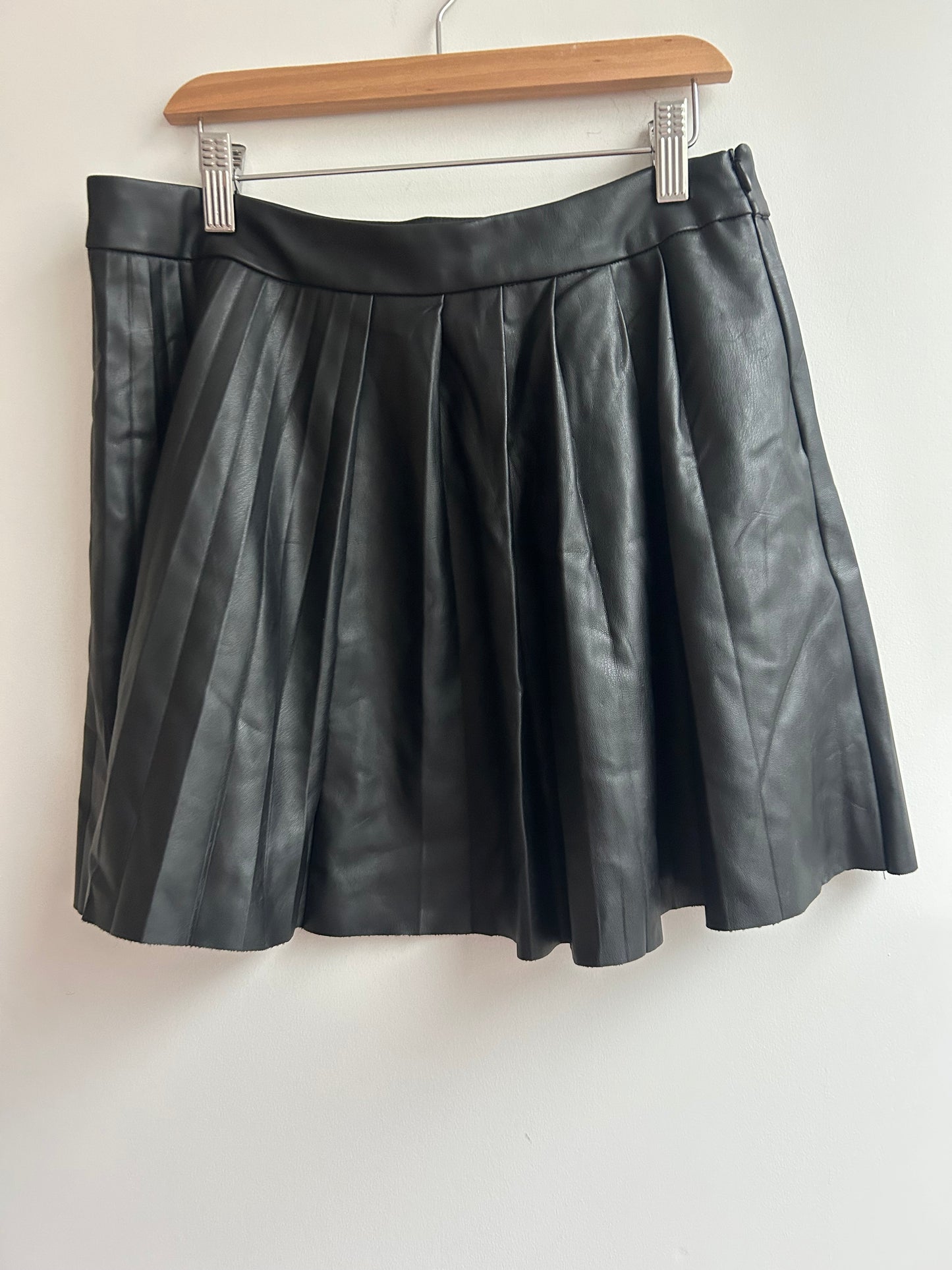 Faux leather pleated skirt M