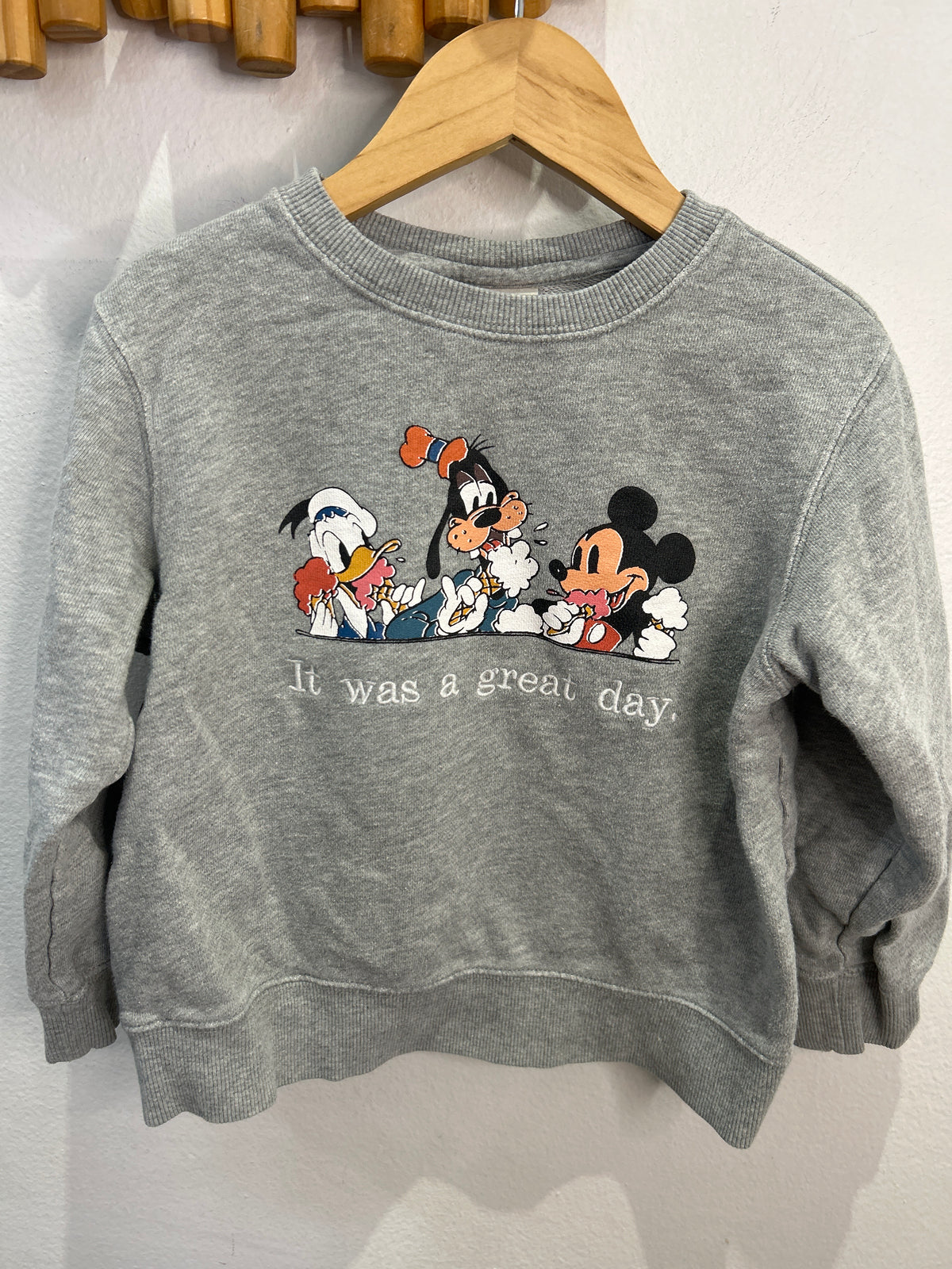 Disney friends great day pullover 3-4y