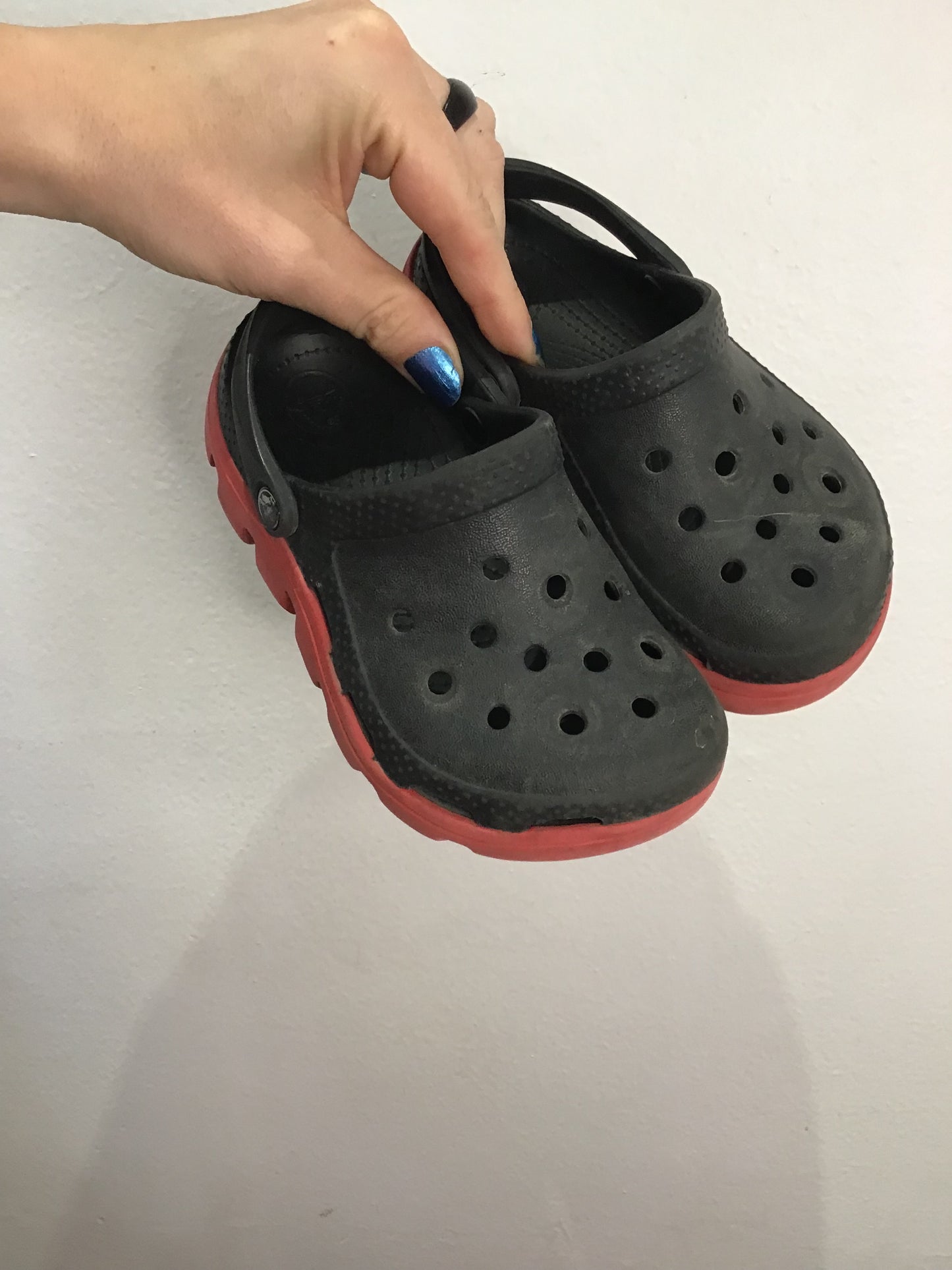 C10-11 black and red Crocs