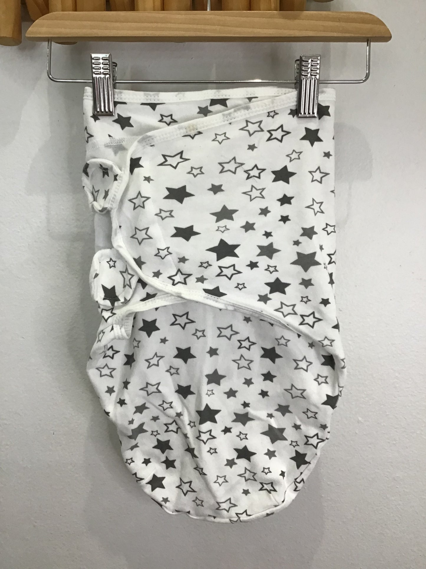 Swaddle- grey stars 0-3m